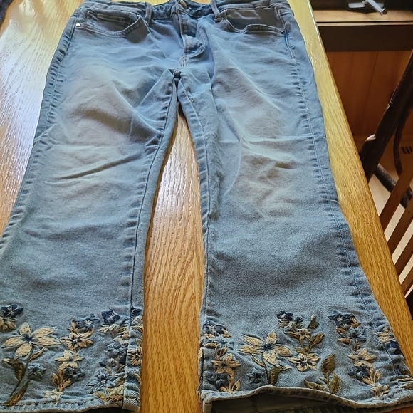 Driftwood Embroidered Floral Cropped Jeans - Picture 5 of 11